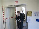 Premiér Andrej Babi pi otevení velkokapacitního okovacího centra. (22....