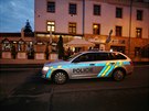 Policejn� hl�dka proj�d� kolem rebeluj�c� restaurace Veranda.