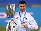 Cristiano Ronaldo z Juventusu pózuje s trofejí pro vítze italského...