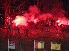 Fanouci sledují ligový duel Zlín - Banik Ostrava z kopce nad stadionem.