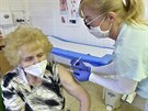 Zdravotní sestra Marie Háneková okuje seniorku v Kromíské nemocnici, kde...