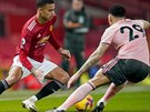 Mason Greenwood (vlevo) z Manchesteru United v souboji s Keanem Bryanem ze...