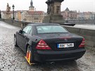 Youtuber Mike Pán zaparkoval na Karlov most ti auta na protest proti vládním...