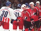 Smutný Wayne Gretzky podává ruku Jiímu Dopitovi po prohraném semifinále na...