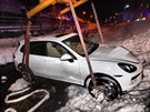 Hasii vytahovali havarovan auto z koryta py v Peci pod Snkou, jejich...