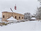 Kostel Vech svatch se zvonic a hbitovem stoj na pat Zebna (19. 1. 2021).