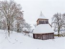 Kostel Vech svatch se zvonic a hbitovem stoj na pat Zebna (19. 1. 2021).