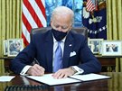 USA se vrátily k paíské dohod. Joe Biden podepsal 17 exekutivních píkaz