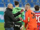 Plzeský trenér Adrian Gua po výhe nad Pardubicemi dkuje brankái Jindichu...