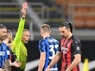 Zlatan Ibrahimovic z AC Milán dostává ervenou kartu od sudího Paola Valeriho v...