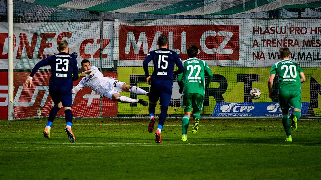 Brankář Bohemians Patrik Le Giang (v bílém) inkasuje třetí gól v zápase proti...