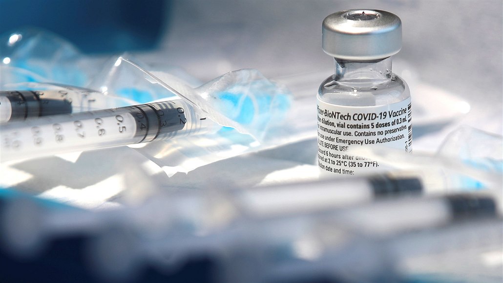Injekční stříkačky s dávkou vakcíny proti koronaviru od společnosti...