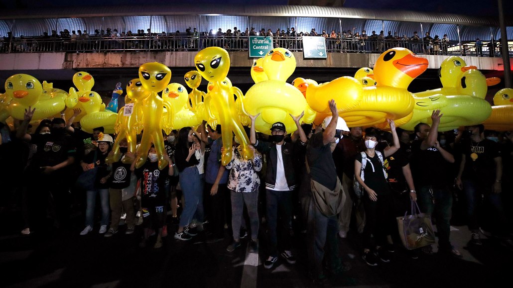 Žluté kachničky se staly symbolem prodemokratických změn thajských...