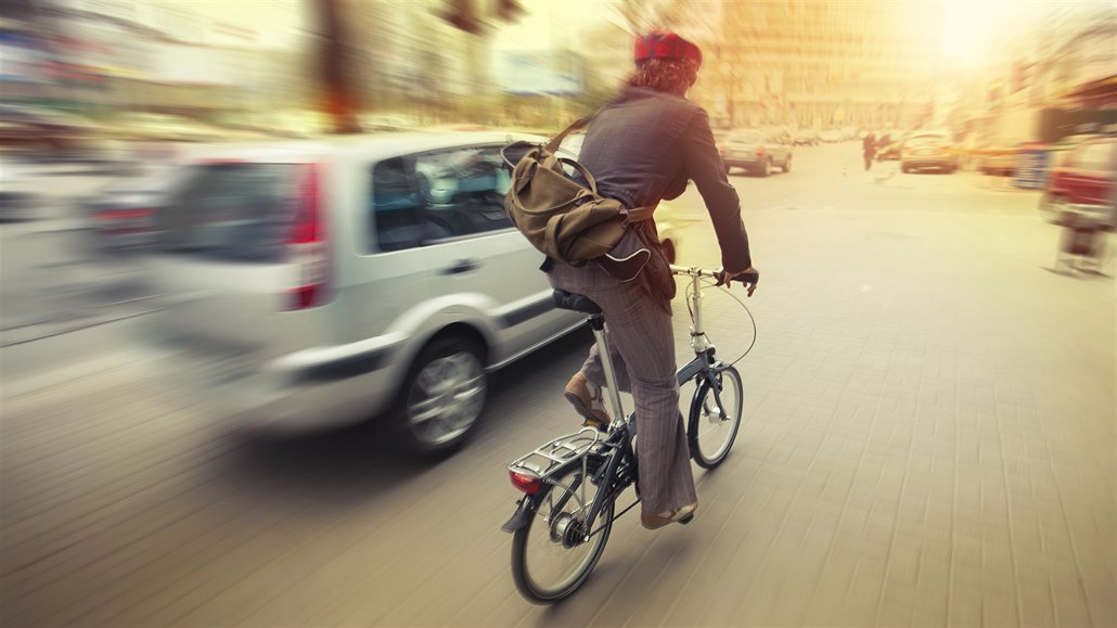Policie bude kvůli předjíždění cyklistů spolupracovat se soudními znalci