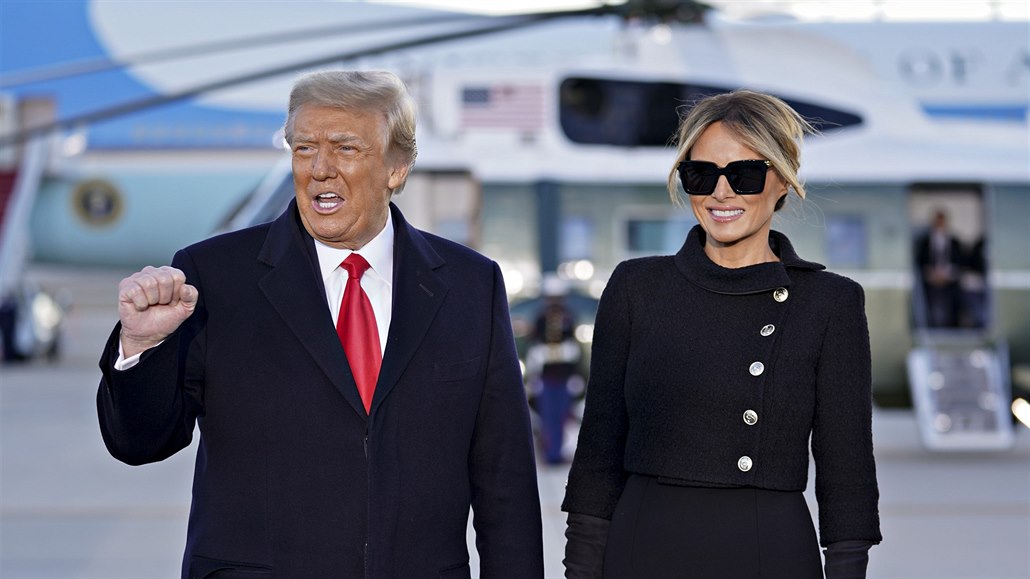 Donald Trump v doprovodu své manelky Melanie opoutí Bílý dm. (20. ledna 2021)