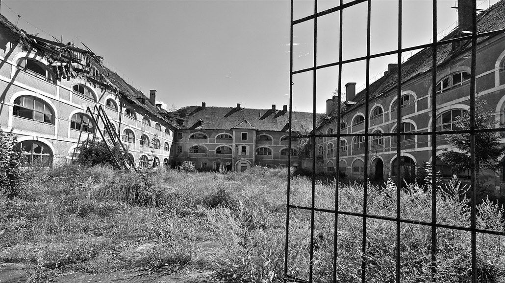Vnitřní nádvoří Drážďanských kasáren v hlavní pevnosti Terezína, kde se během...