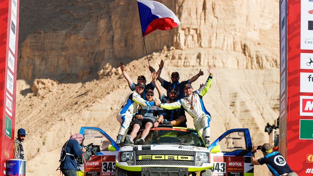 Takto se Boris Vaculík a jeho tým radovali v cíli loňského Dakaru.