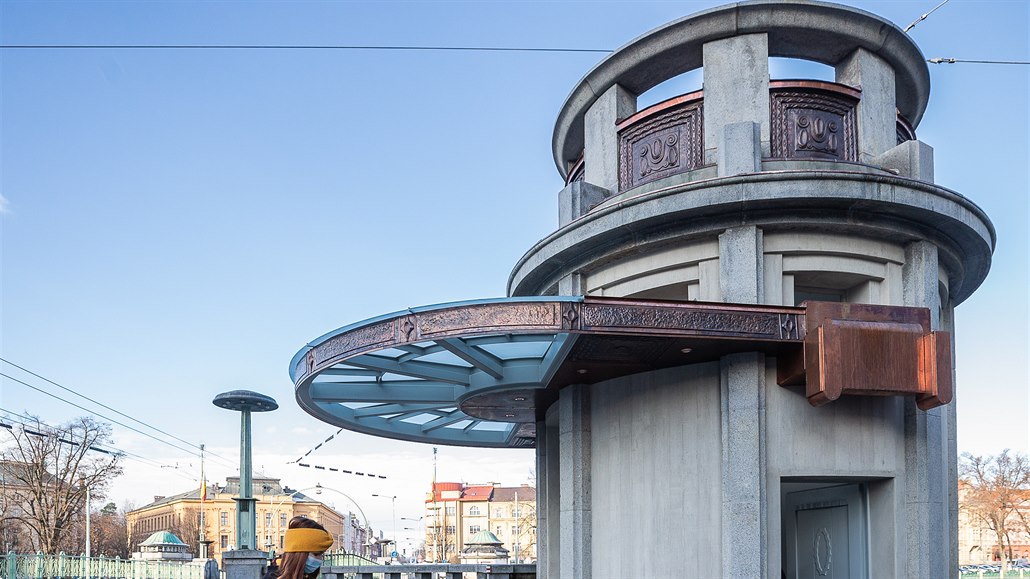 Kotěrovu kiosku scházejí ještě měděné ozdoby, Hradec už hledá nájemce