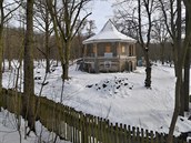 Vrchol nevkusu a diletantstv�, kritizuje historik obnovu loveck�ho z�me�ku