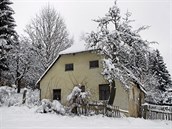Snhem okrálená chalupa v Hutích pod vrchem eínek na Jihlavsku. Zasnená...