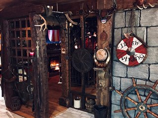 Interiér je posetý vikingskými rohy a dalšími artefakty, které jsou pro Vikingy...