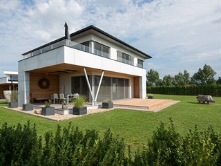 Při prvním pohledu vás jen těžko napadne, že jde o dřevostavbu.