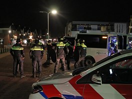 Nizozemská policie zasahovala proti protestující mláde�i, která zapálila...