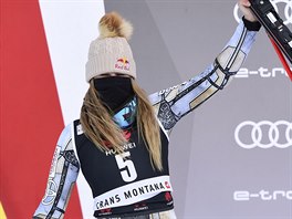 Ester Ledecká slaví na pódiu v Crans Montan� druhé místo ve sjezdu.