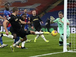 Tomá� Sou�ek z West Hamu p�ekonává branká�e  Crystal Palace.