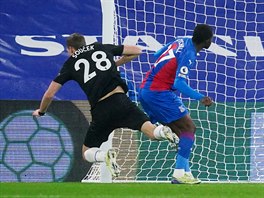 Tomá� Sou�ek (vlevo) z West Hamu se gólov� prosazuje v zápase s Crystal Palace.