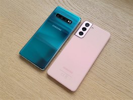 Samsung Galaxy S21 a o dvě generace starší Galaxy S10