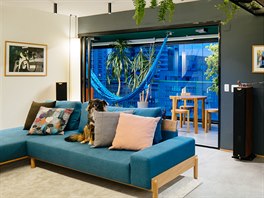 Souboj dvou kontrastních barev se odehrává v obývacím pokoji, kde modř sedačky...