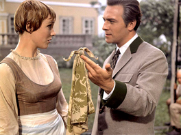 Julie Andrewsová a Christopher Plummer v muzikálu Za zvuk hudby (1965)