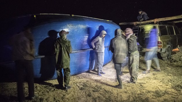 Zpadn Sahara. Paerci lid schovvaj luny uren pro plavbu na Kanrsk ostrovy hluboko v pouti. (22. prosince 2020)