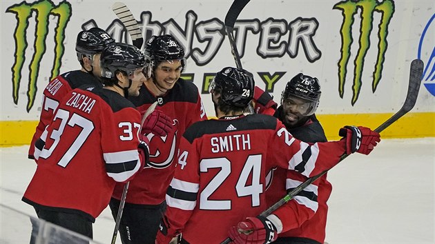 Hokejisté New Jersey Devils oslavují gól Pavla Zachy (vlevo).