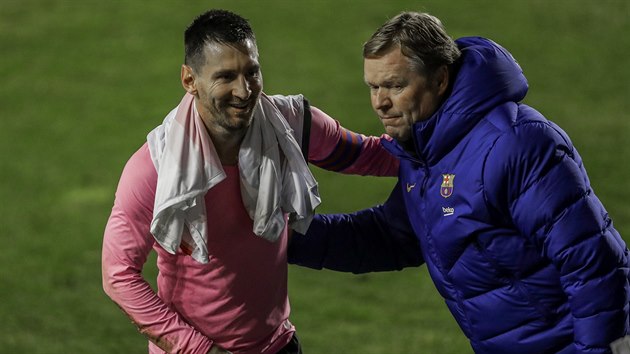 Lionel Messi (vlevo) a trenér Barcelony Ronald Koeman oslavují postup do čtvrtfinále Španělského poháru.