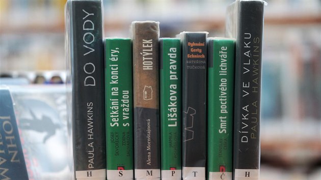 Vzorek několika oblíbených knih, které si půjčují čtenáři v Krajské knihovně Karlovy Vary.