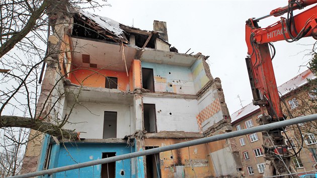 Demolice dvou vybydlených bytových domů nedaleko kina Alfa v Sokolově.