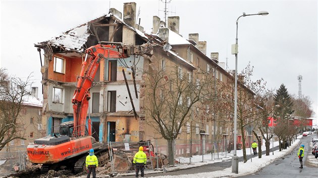 Demolice dvou vybydlených bytových domů nedaleko kina Alfa v Sokolově.
