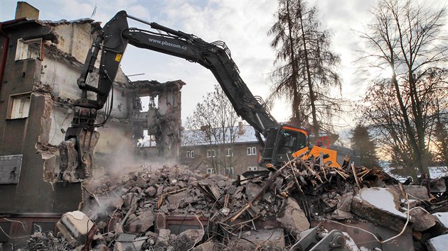 Demolice dvou vybydlench bytovch dom nedaleko kina Alfa v Sokolov.