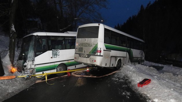 Dopravní nehoda dvou autobusů v Rotavě na Sokolovsku. (22. ledna 2021)