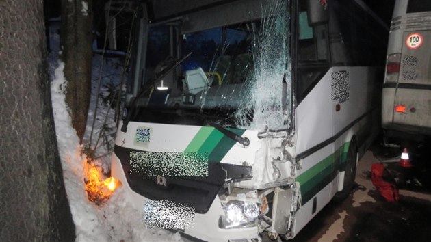 Dopravn nehoda dvou autobus v Rotav na Sokolovsku. (22. ledna 2021)