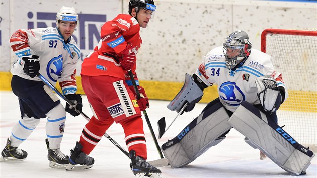Plzeňský brankář Dominik Frodl vyhlíží puk v zápase s hokejisty Olomouce.