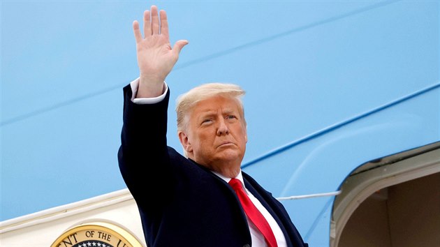Donald Trump nastupuje do letounu Air Force One. (12. ledna 2021)