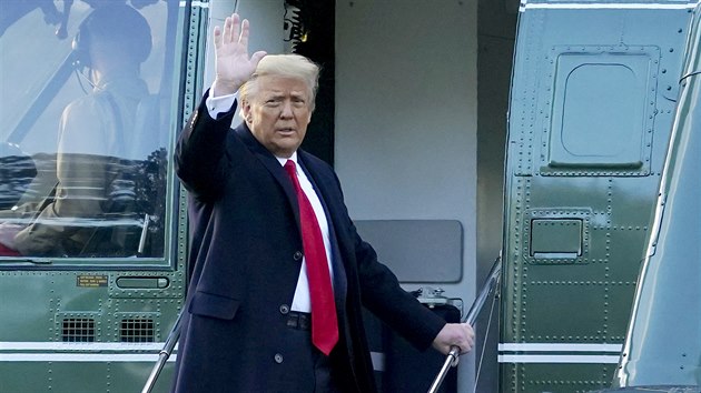 Prezident Donald Trump opouští Bílý dům, čtyři hodiny před inaugurací Joea Bidena. (20. ledna 2021)