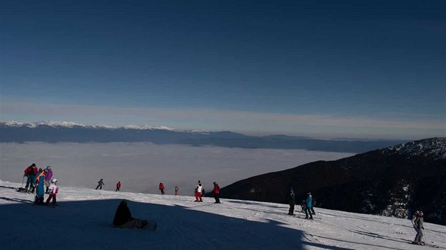 Lyžařské středisko Bansko má k dispozici 70 kilometrů sjezdovek. Jejich nejvyšší bod se nachází ve výšce 2 560 metrů nad mořem. (20. prosince 2020)
