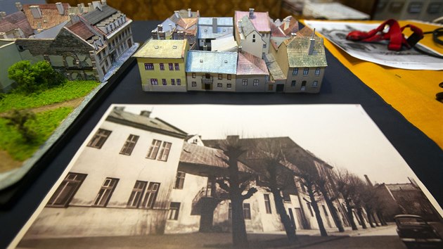 Modelář Jan Lázna dává model židovských uliček v Prostějově dohromady podle starých fotografií, map, stavebních plánů a také vzpomínek pamětníků.