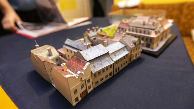 Modelář Jan Lázna dává model židovských uliček v Prostějově dohromady podle starých fotografií, map, stavebních plánů a také vzpomínek pamětníků.