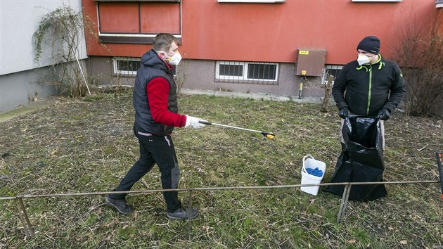 Některé ulice v Olomouci trápí přemnožení hlodavců, pracovníci deratizační firmy umisťují nástrahy do nor na sídlištích a dalších místech. (27. ledna 2021)
