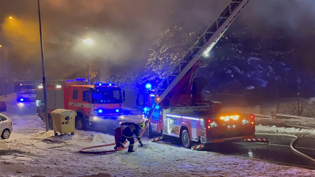 Požár střechy bytového domu v Moravském Berouně, při kterém zemřel člověk, likvidovaly jednotky hasičů z Olomouckého a Moravskoslezského kraje.